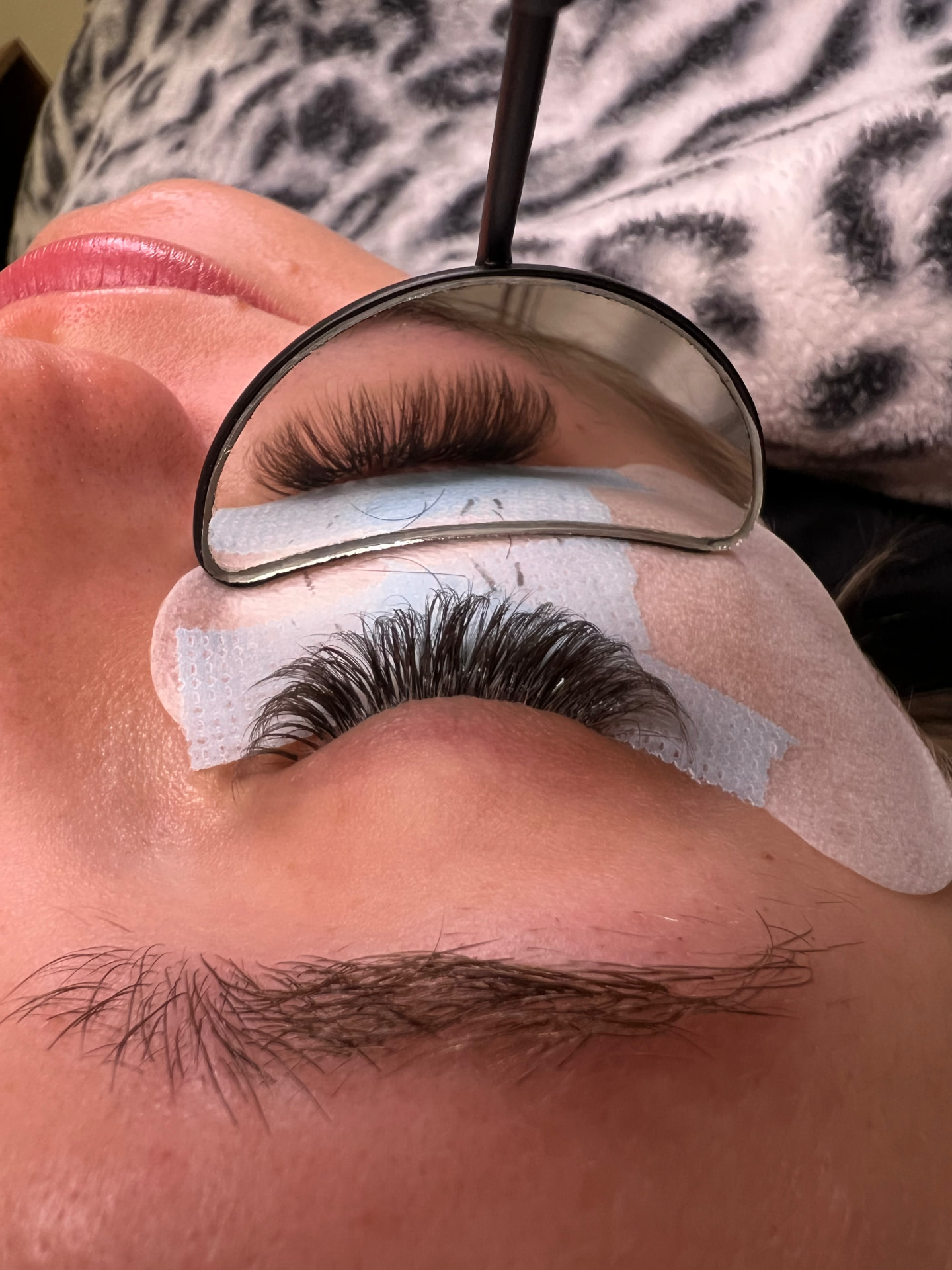 volume lash extensions with mirror reflection